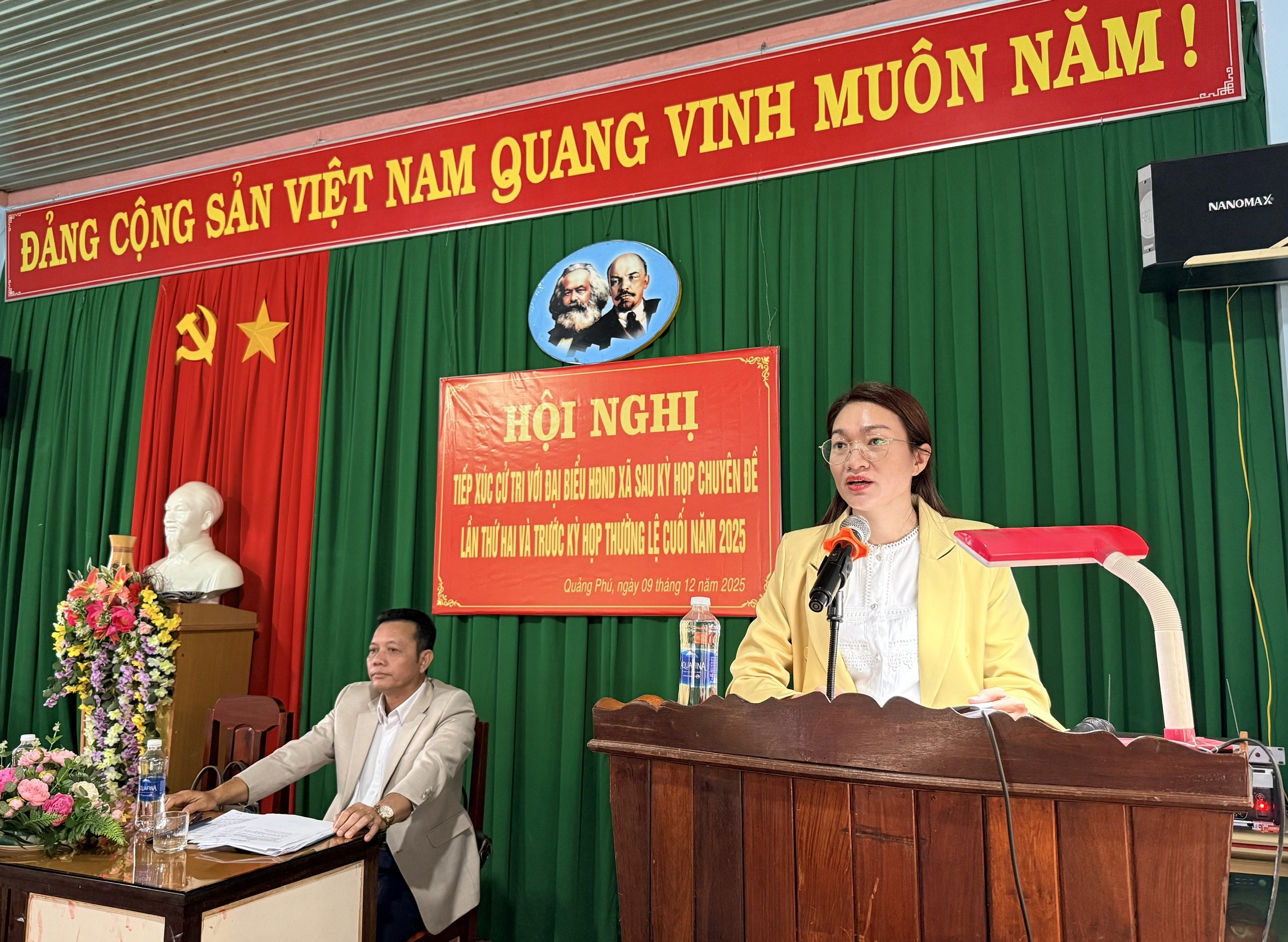 Đồng chí Nay H’Lan – Phó Bí thư Thường trực Đảng ủy xã phát biểu tại buổi tiếp xúc cử tri